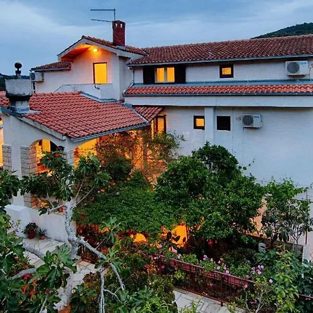 Malo - One-bedroom With Balcony And Sea View - Attic 3 Apartman Lastovo